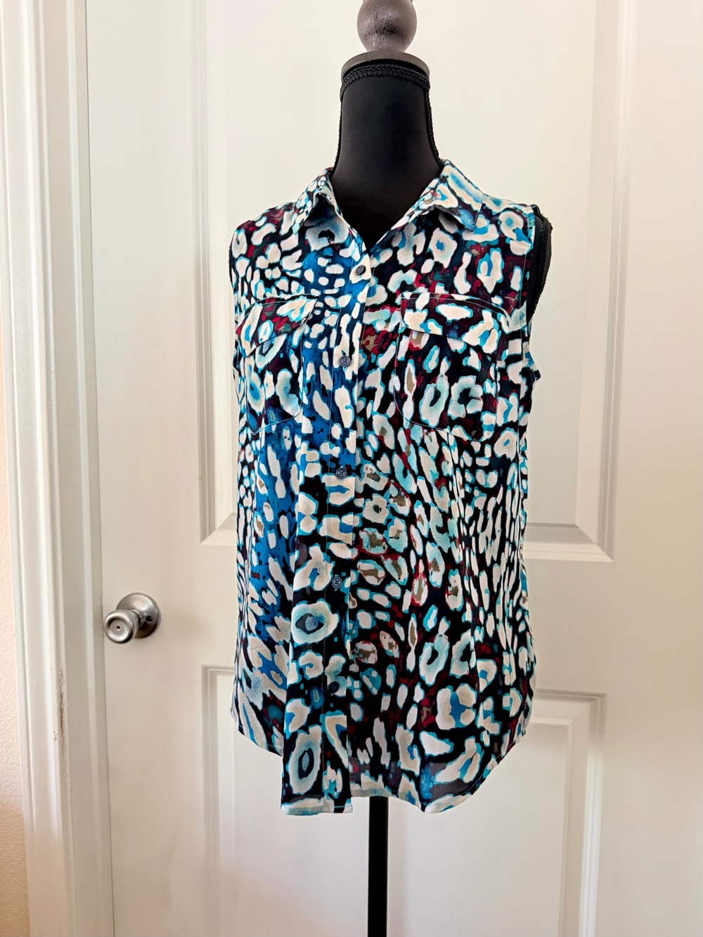 DKNYC Sleeveless Multicolor Animal-Print Button Front Top